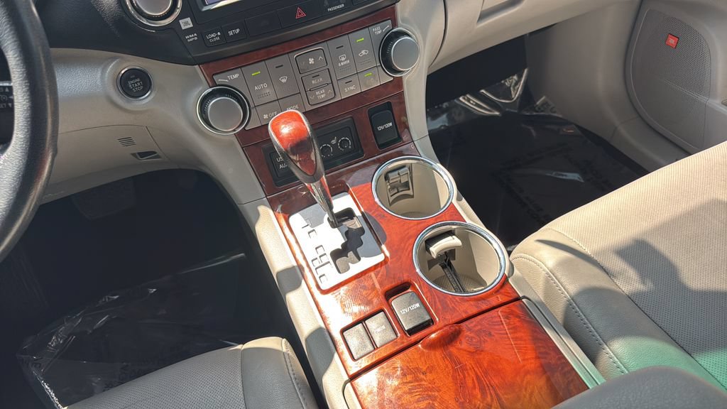 Used 2012 Toyota Highlander Limited w/ Tow Pkg FWD image 22
