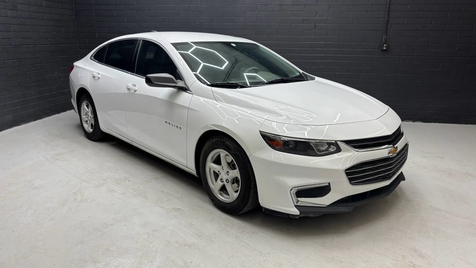 Used 2018 Chevrolet Malibu LS FWD image 1