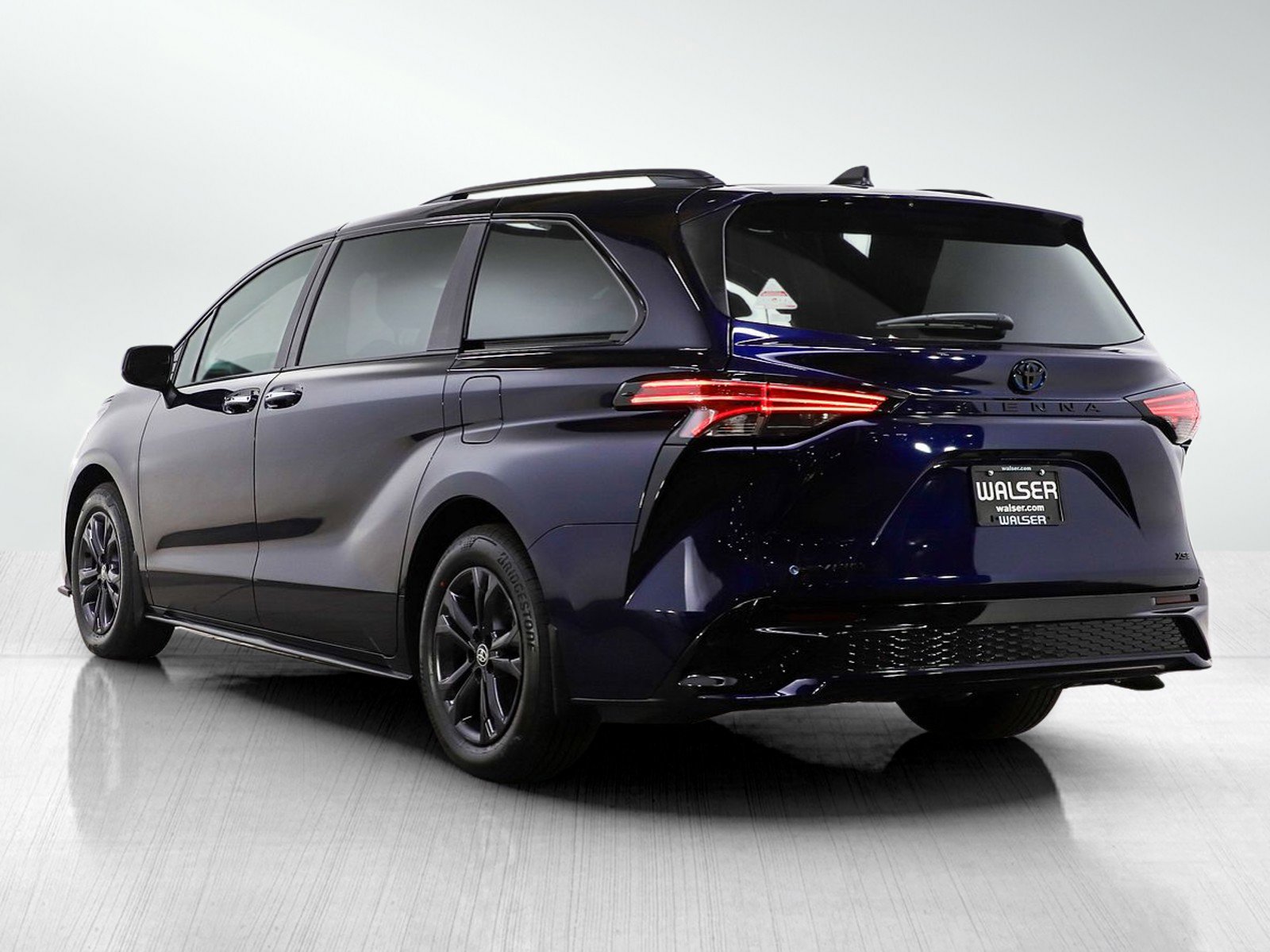 Used 2025 Toyota Sienna XSE image 3