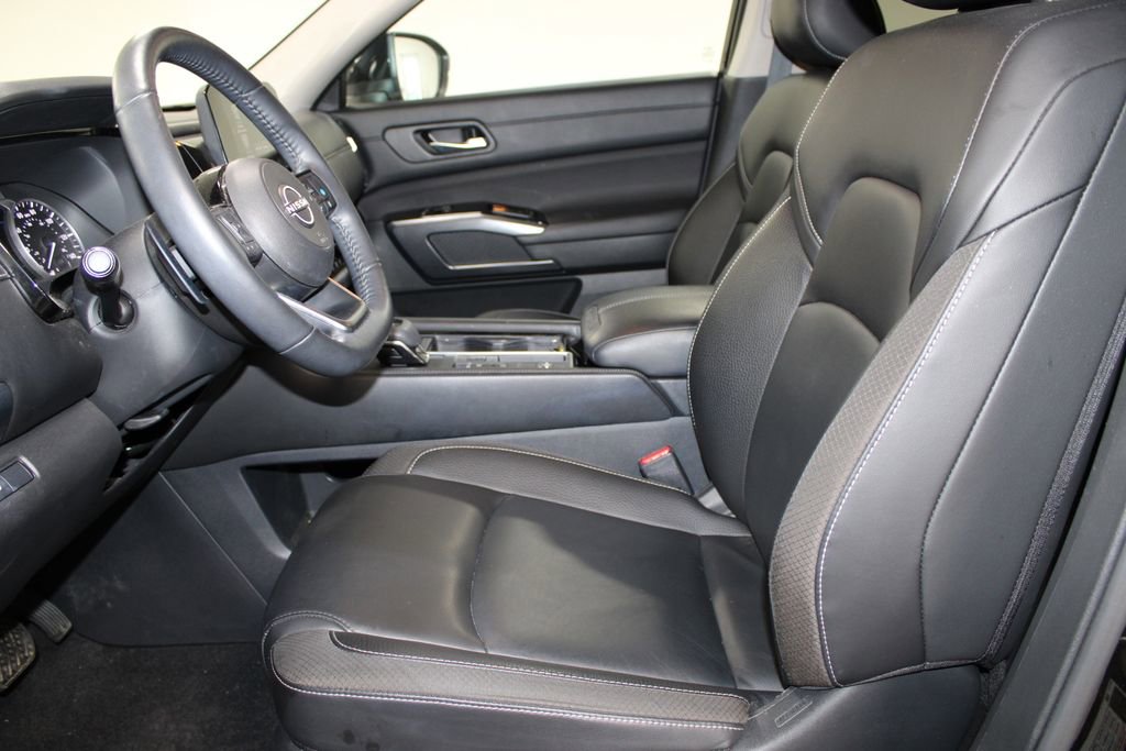 Used 2025 Nissan Pathfinder SL image 16