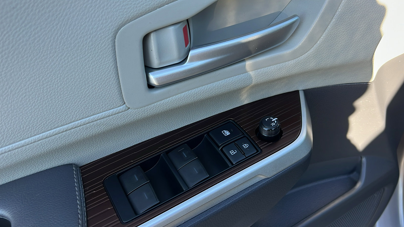 Used 2021 Toyota Sienna XLE image 16