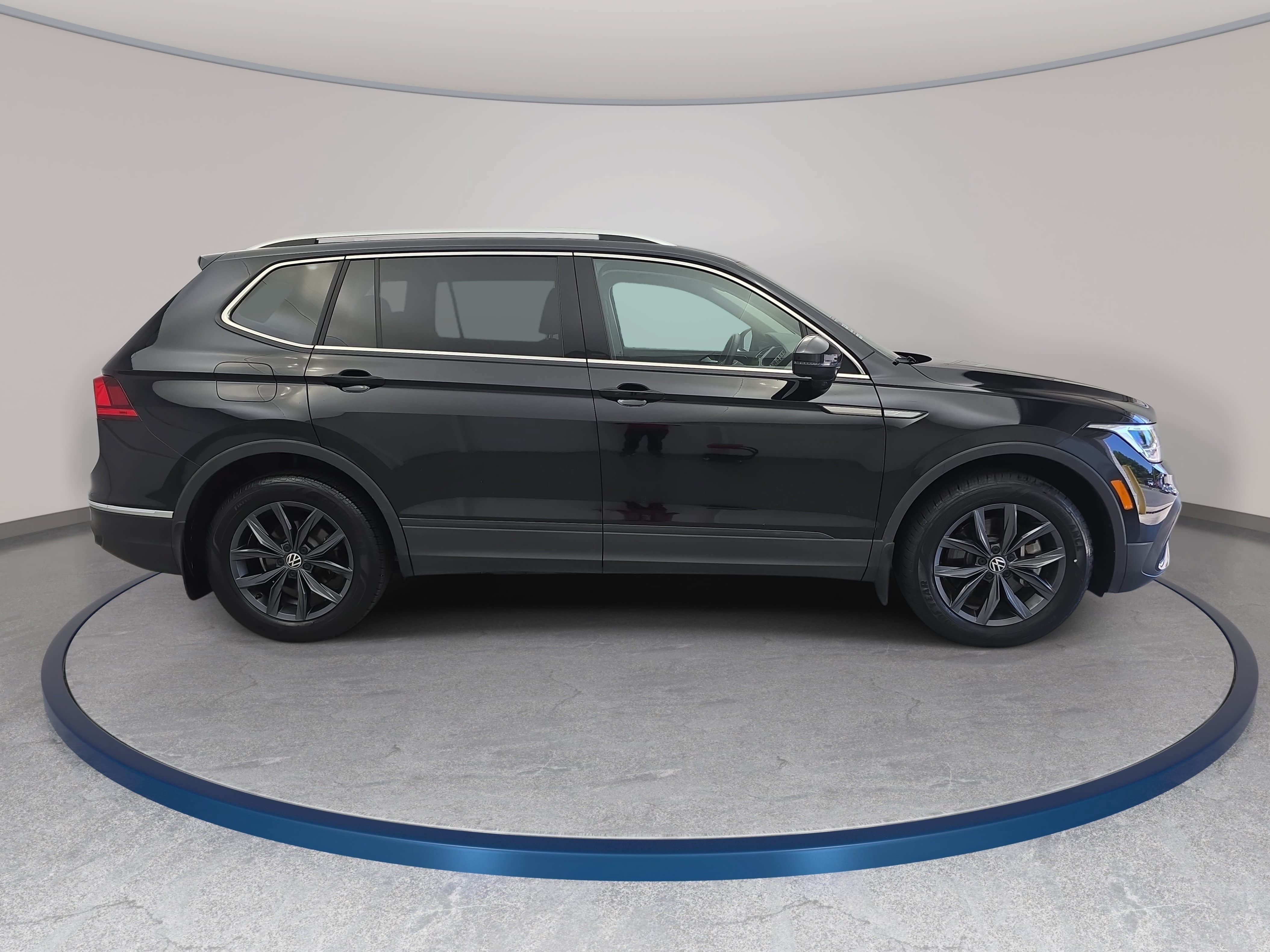 Used 2023 Volkswagen Tiguan SE w/ Panoramic Sunroof Package FWD image 4