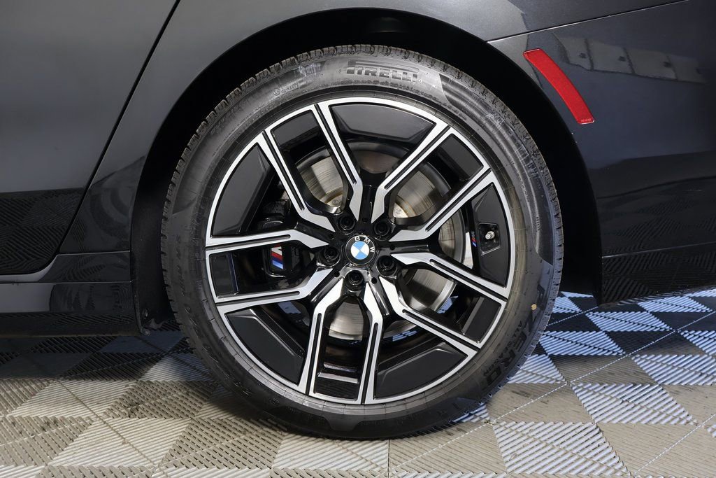 Used 2023 BMW 740i w/ Parking Assistance Package RWD image 15
