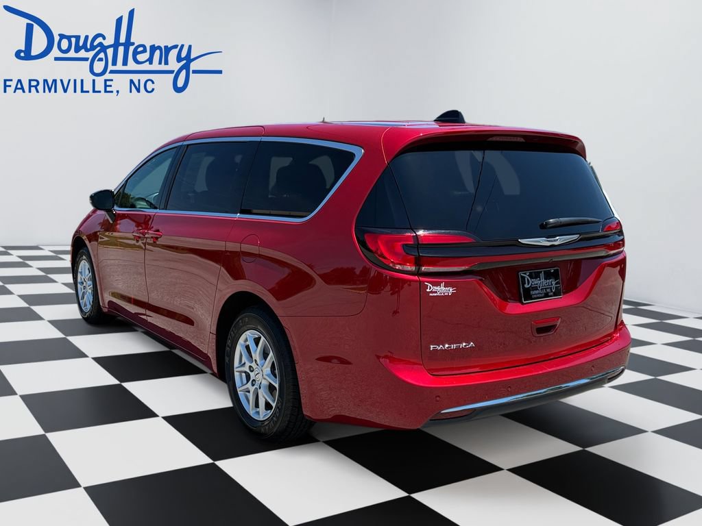 Used 2025 Chrysler Pacifica Select FWD image 3