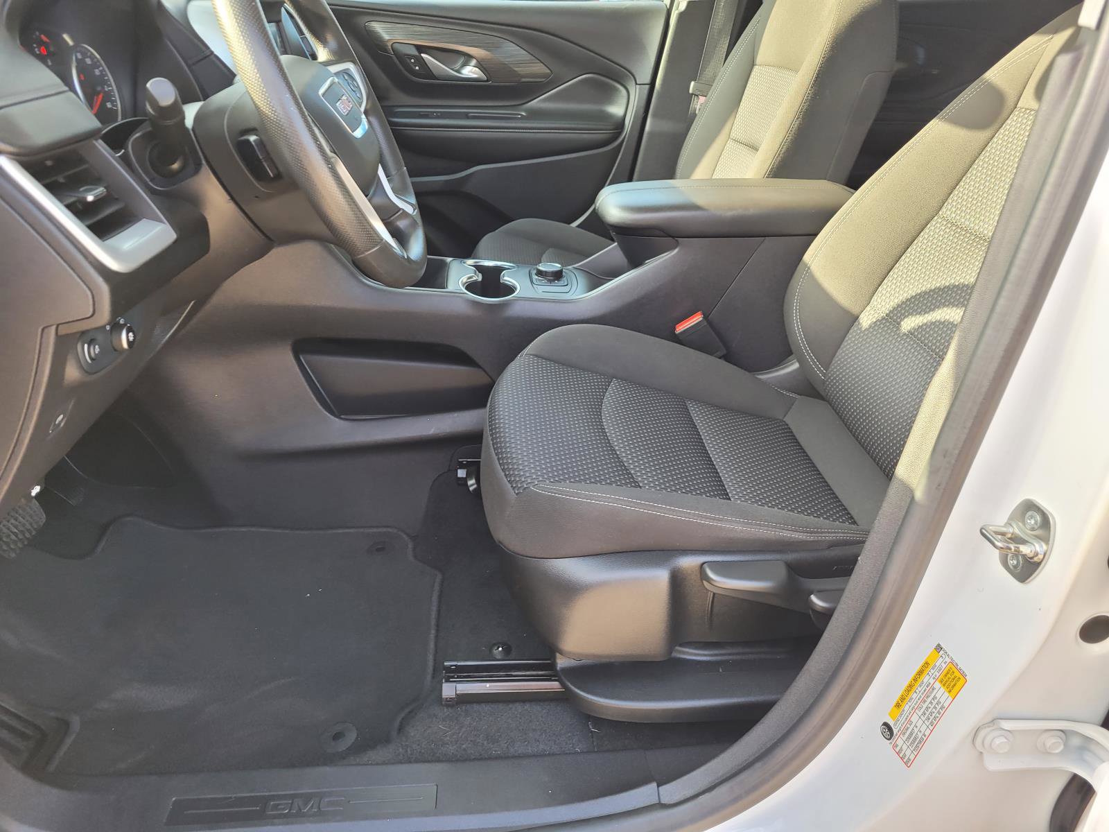 Used 2024 GMC Terrain SLE AWD/4WD image 19