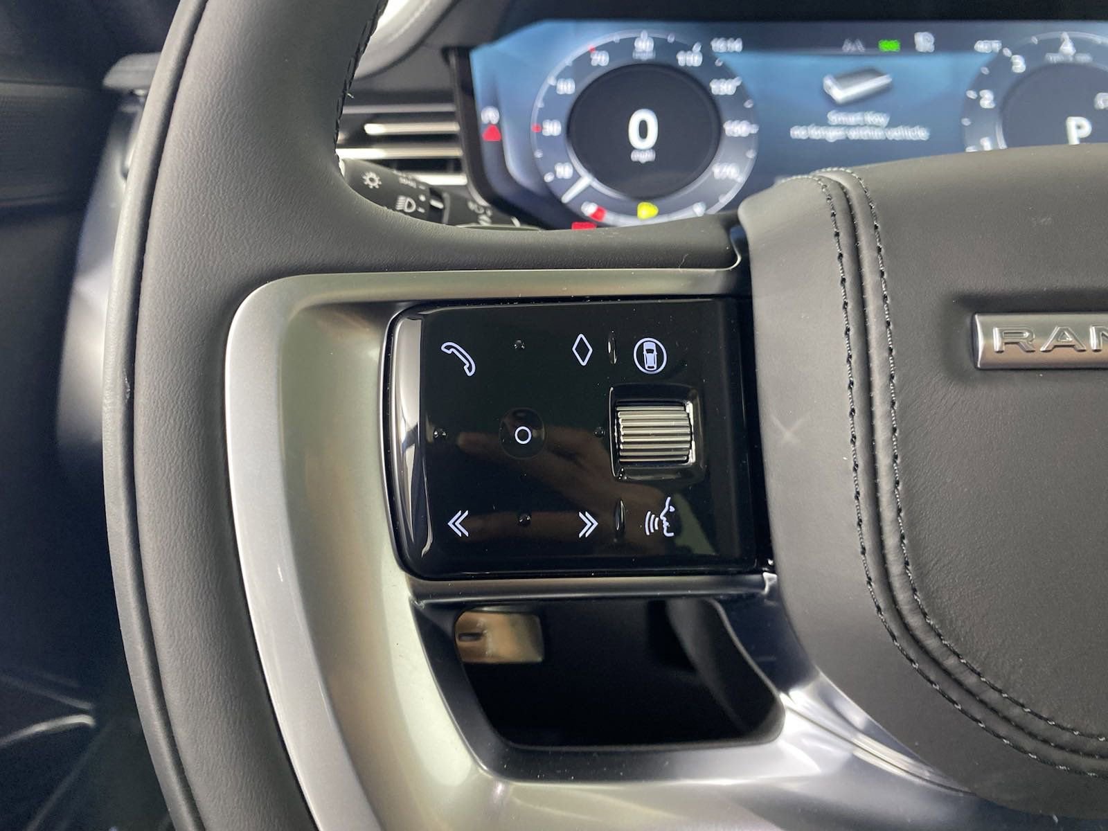 New 2025 Land Rover Range Rover SE image 12