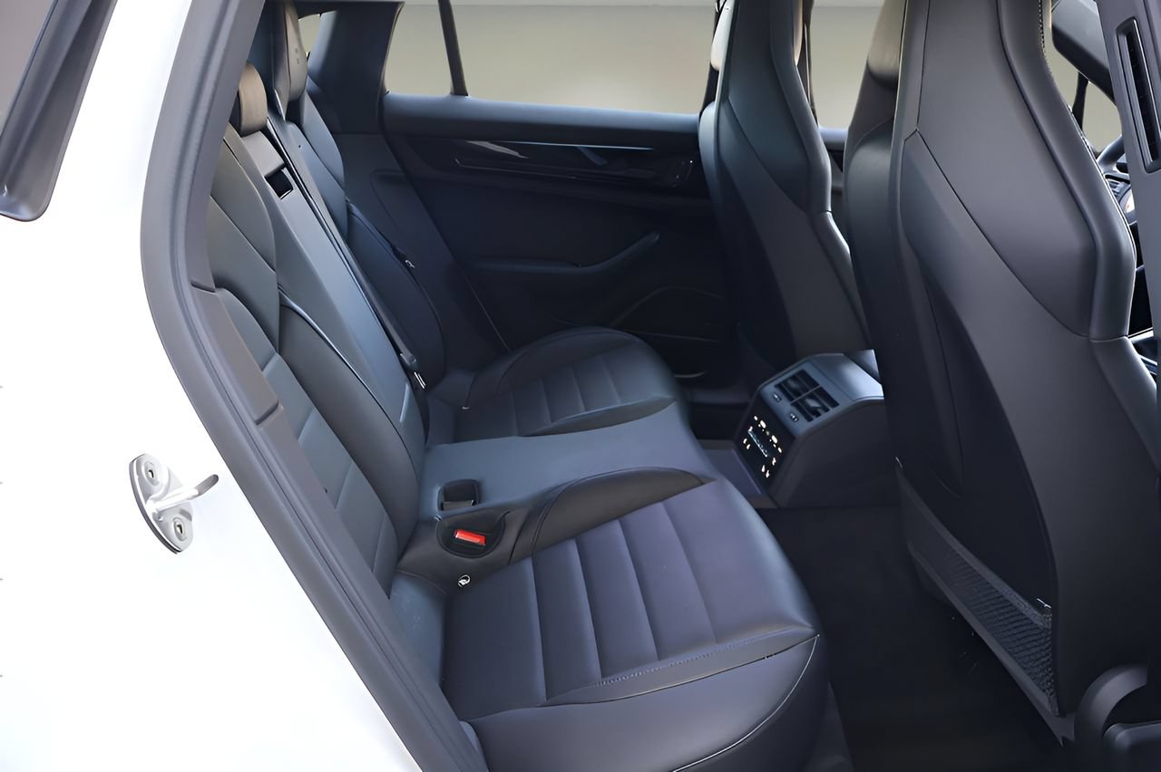 Used 2024 Porsche Panamera RWD image 17