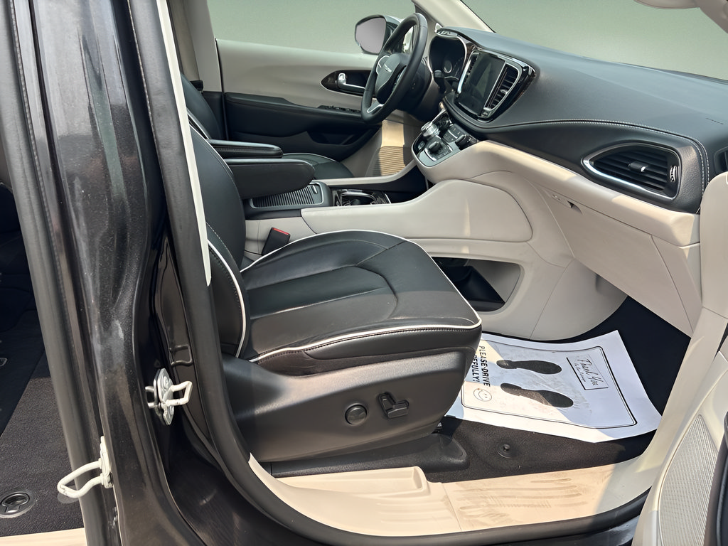 Used 2023 Chrysler Pacifica Limited FWD image 9