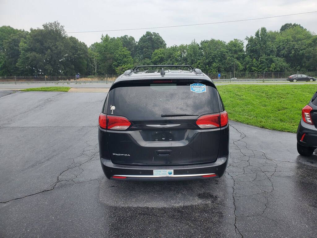Used 2017 Chrysler Pacifica Touring-L FWD image 10