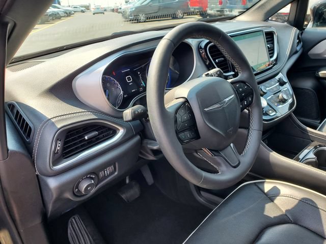 Used 2025 Chrysler Pacifica Limited FWD image 28