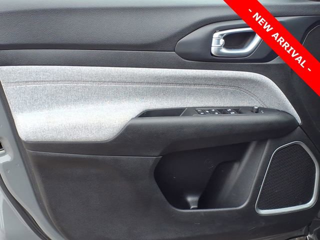 Used 2023 Jeep Compass Latitude image 12