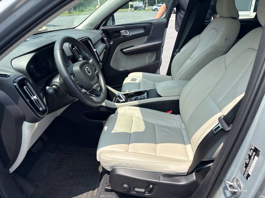 Certified 2024 Volvo XC40 B5 Plus w/ Climate Package AWD/4WD image 5