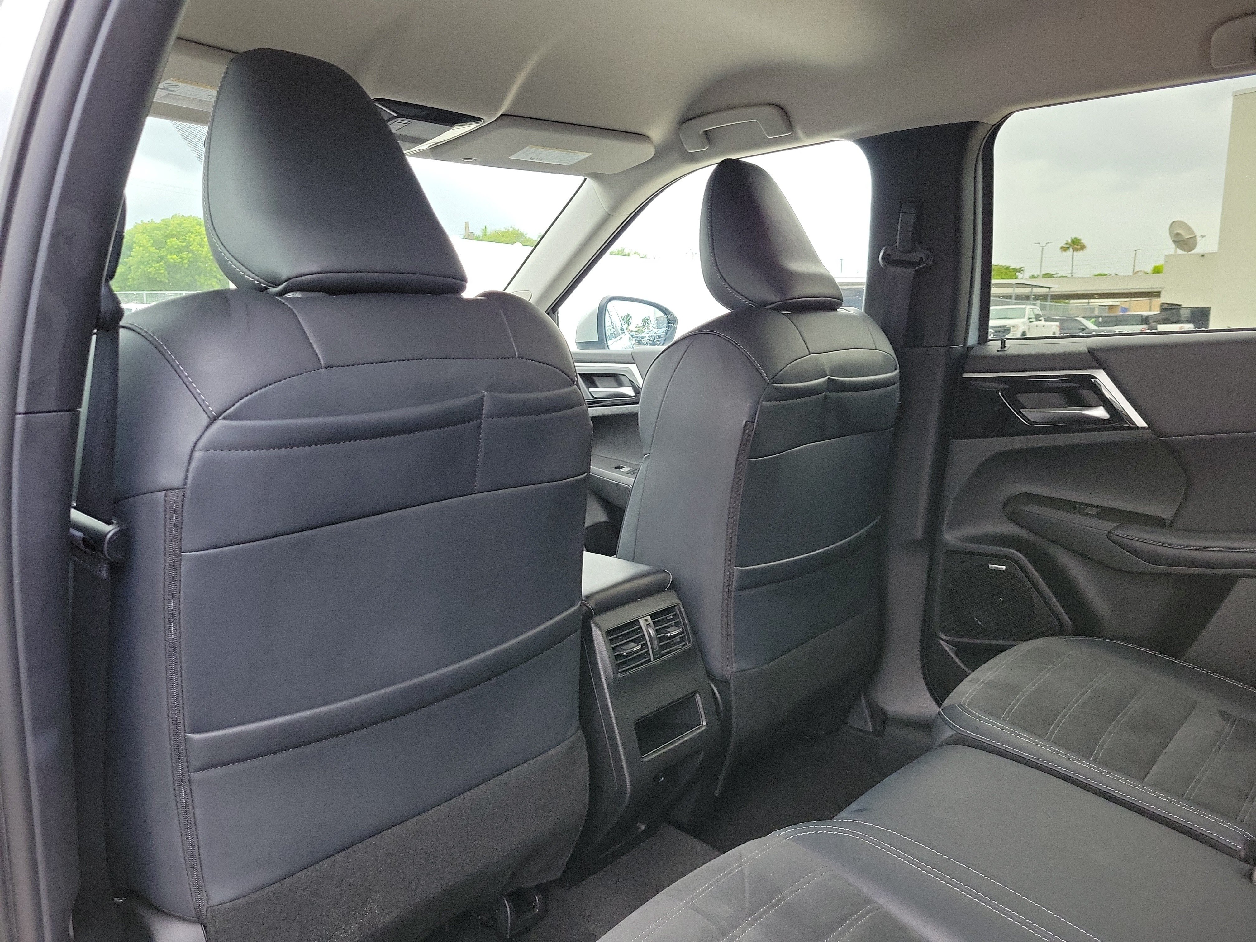 Used 2025 Mitsubishi Outlander SE FWD image 14