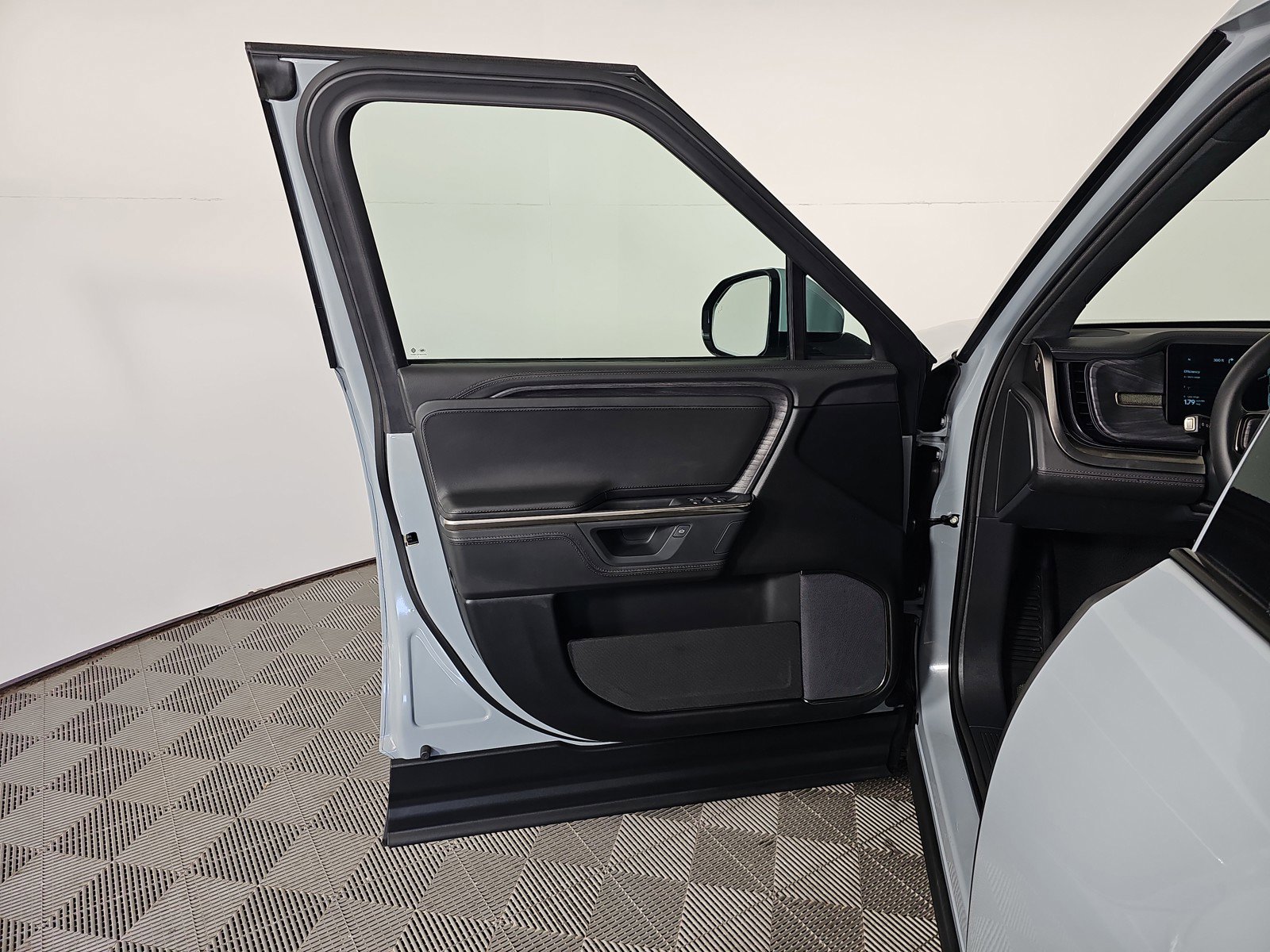 Used 2025 Rivian R1T Adventure image 16