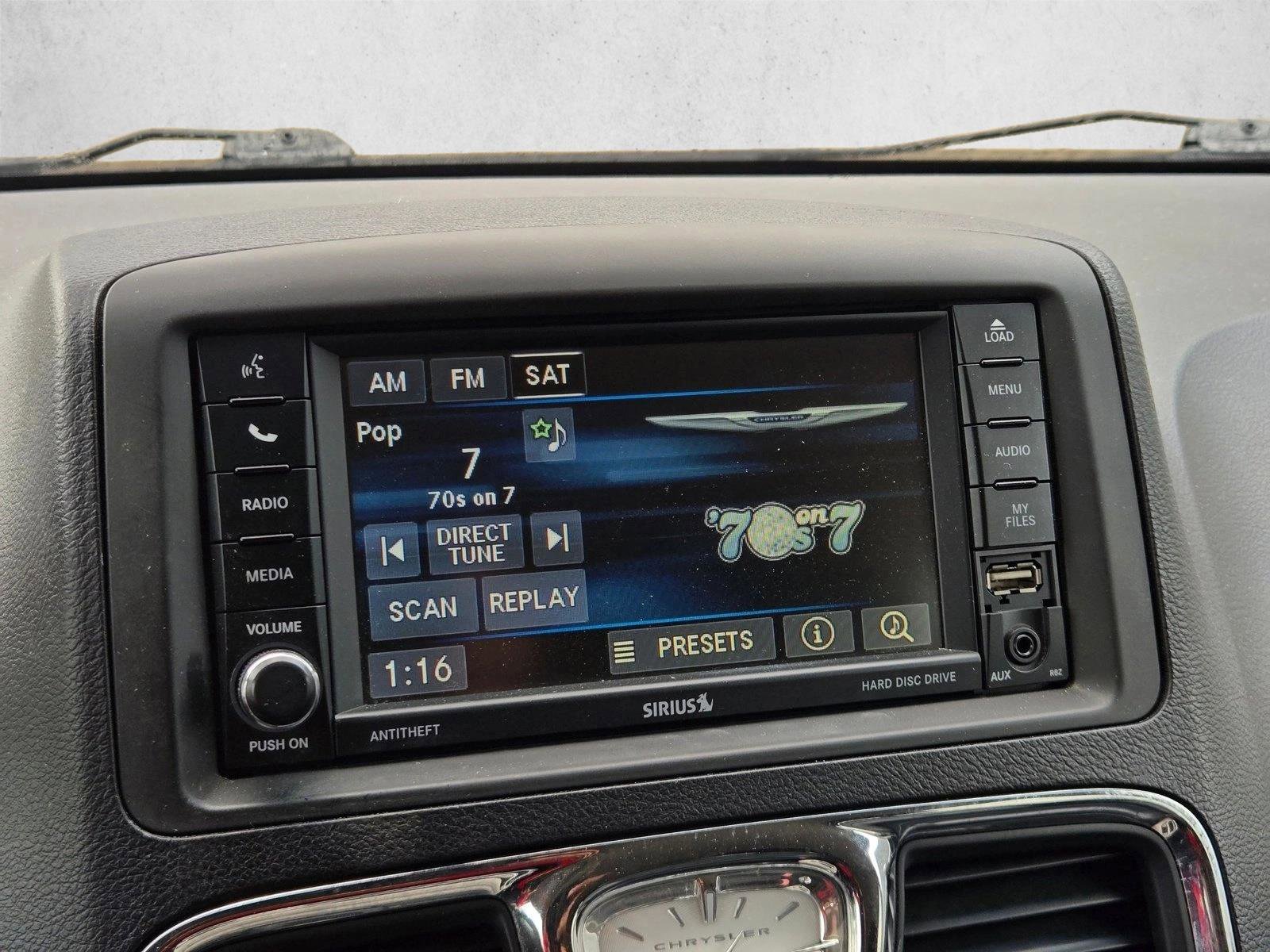 Used 2014 Chrysler Town & Country Touring FWD image 10