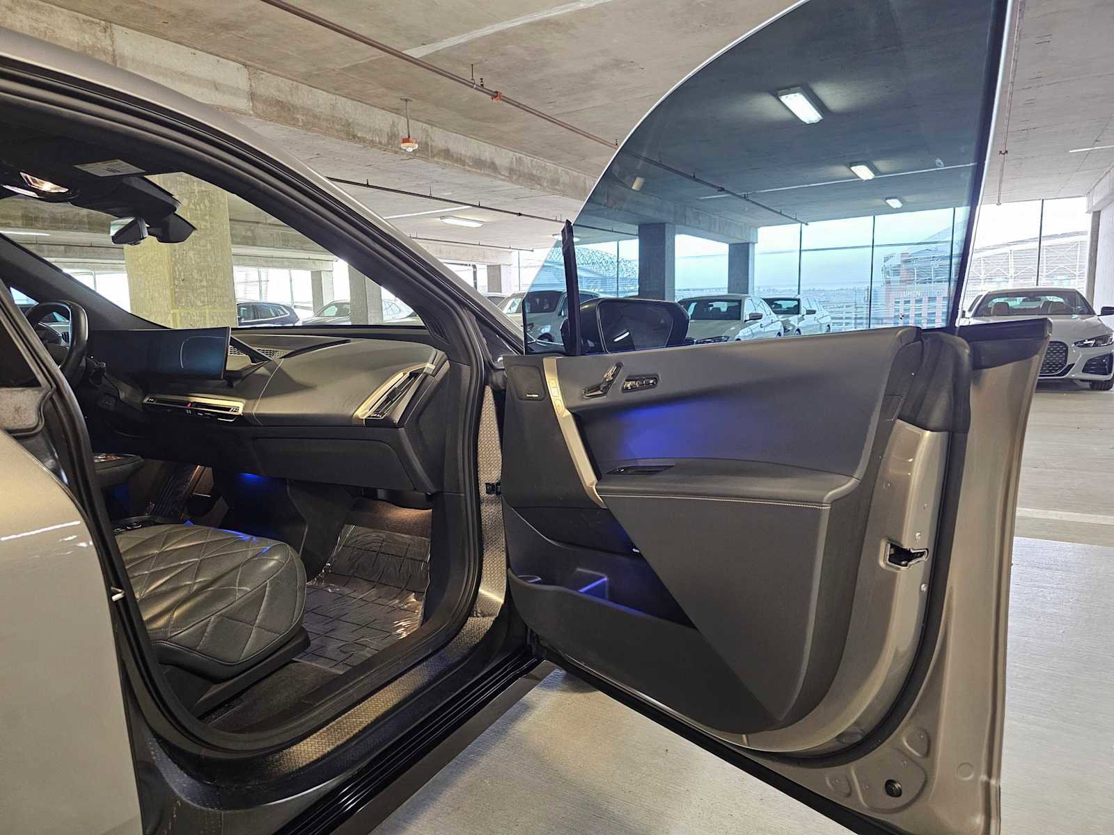 Used 2024 BMW iX xDrive50 w/ Premium Package image 37