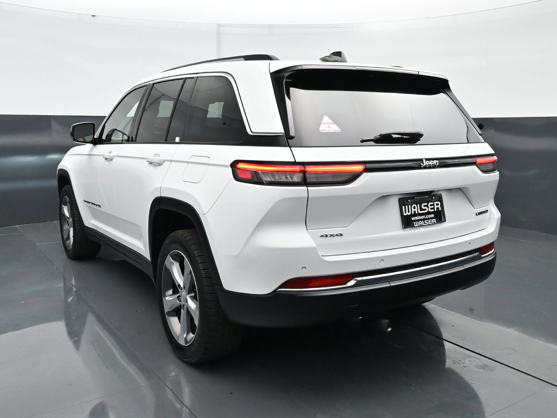Used 2022 Jeep Grand Cherokee Limited AWD/4WD image 5