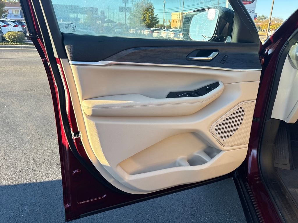 Used 2025 Jeep Grand Cherokee Limited w/ Black Appearance Package image 10