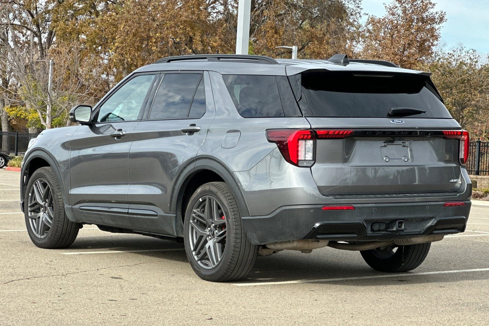 Used 2025 Ford Explorer ST-Line w/ ST-Line Street Pack image 6