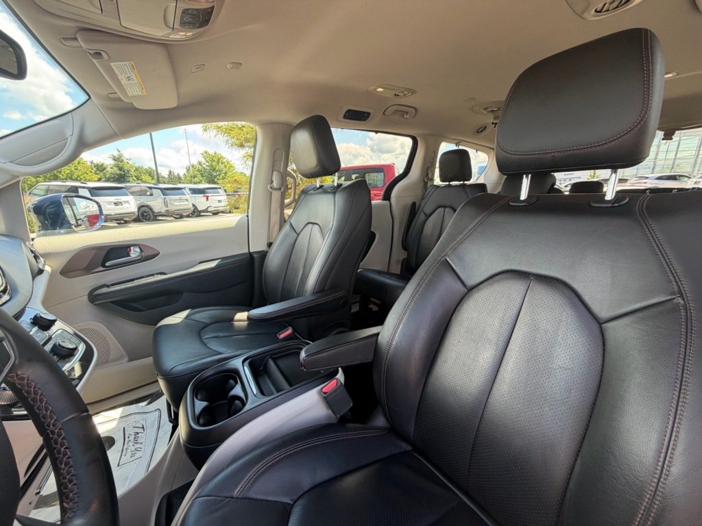 Used 2018 Chrysler Pacifica Touring-L FWD image 11