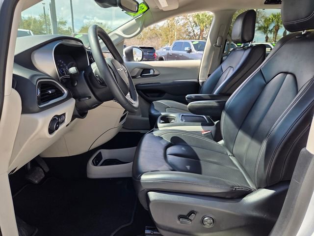 Certified 2023 Chrysler Pacifica Touring-L image 13
