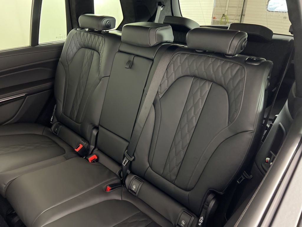 New 2026 BMW X7 xDrive40i w/ M Sport Package AWD/4WD image 8