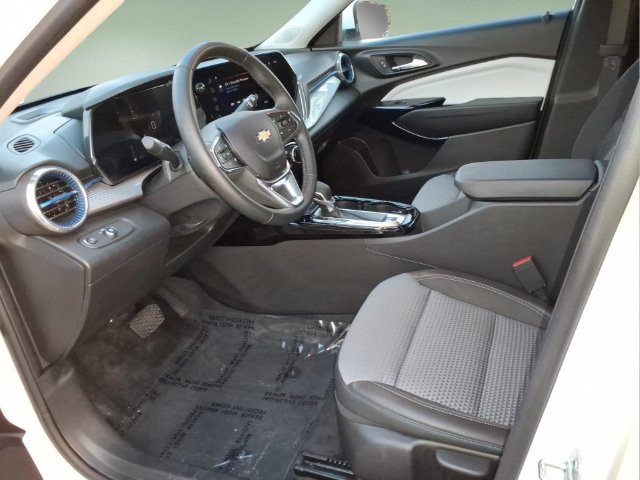 Used 2025 Chevrolet Trax LT w/ Driver Confidence Package FWD image 11
