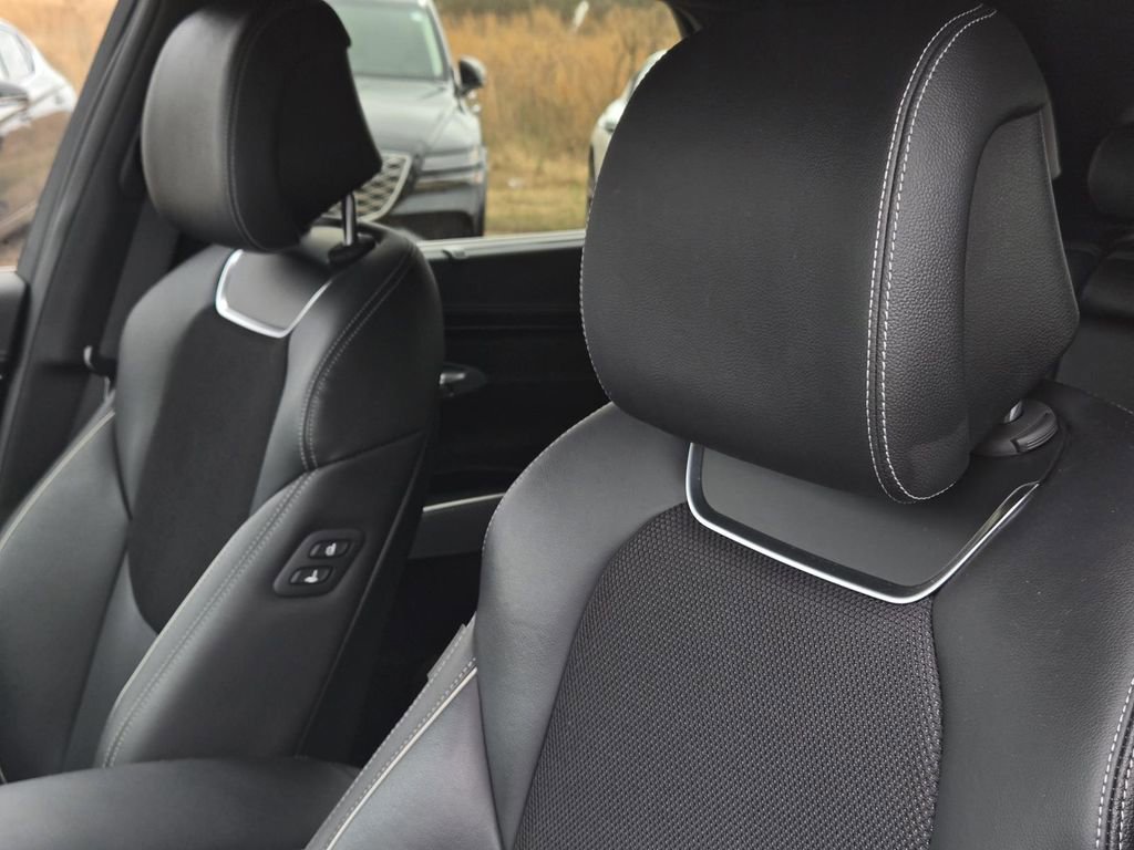 Used 2023 Genesis GV70 2.5T w/ Sport Prestige Package image 17