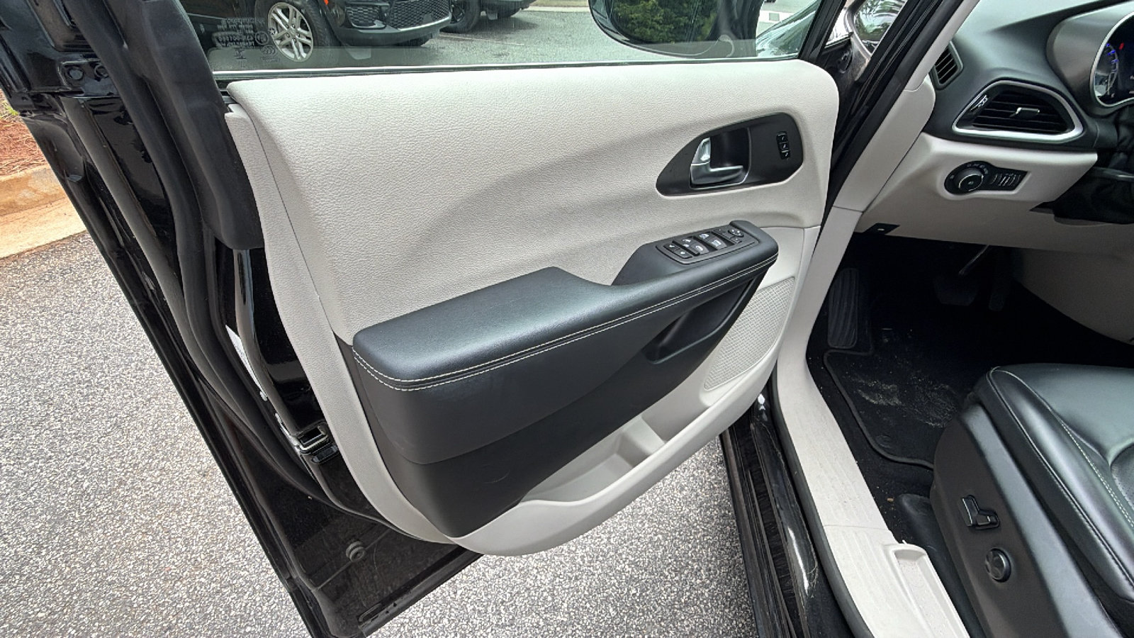 Used 2024 Chrysler Pacifica Touring-L FWD image 14