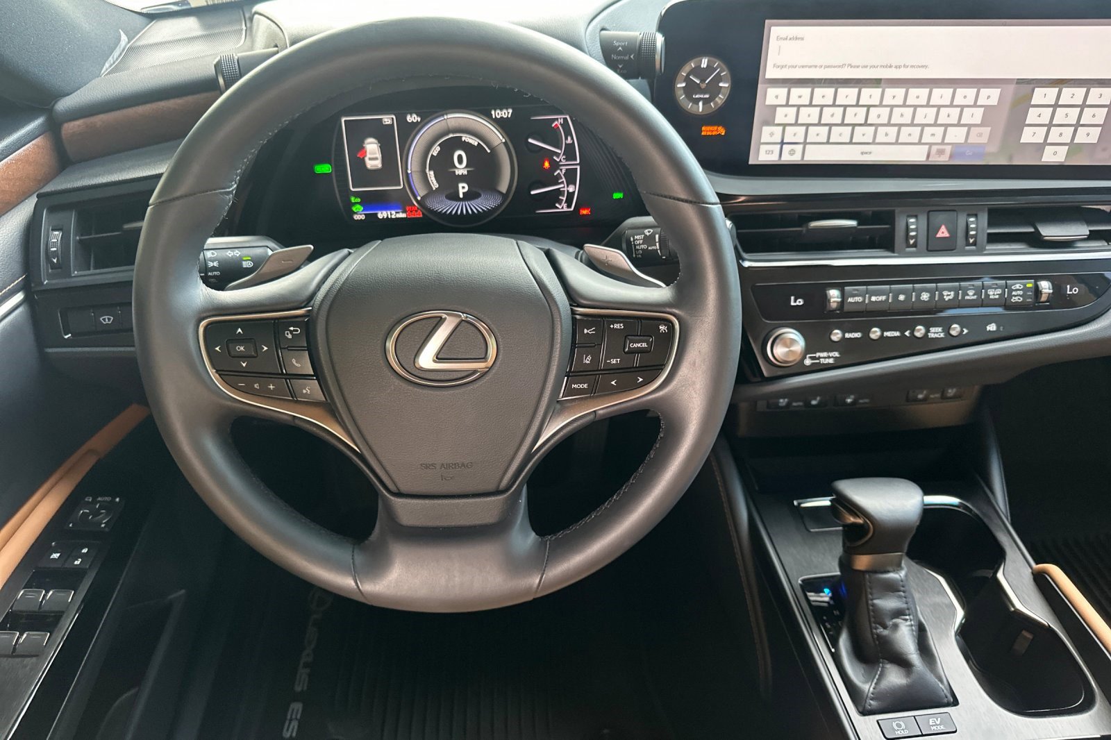 Certified 2025 Lexus ES 300h w/ Premium Package image 18
