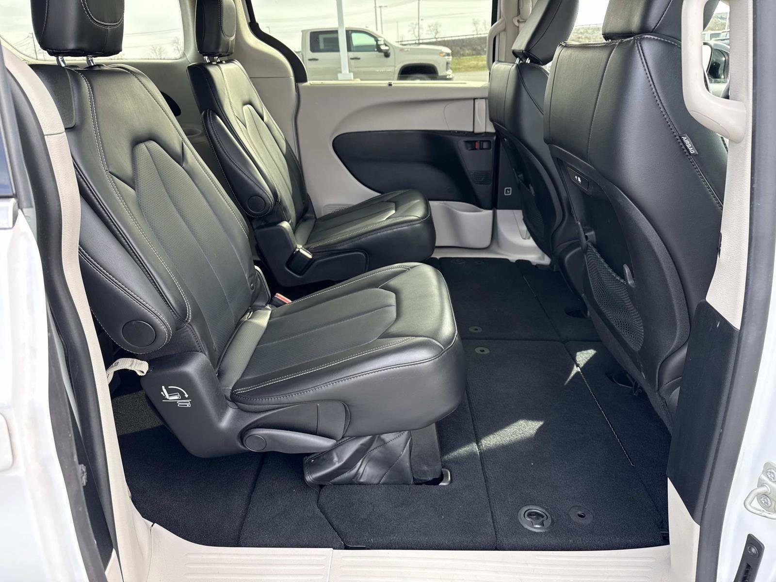 Used 2024 Chrysler Pacifica Touring-L image 19