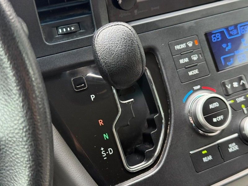 Used 2017 Toyota Sienna LE image 27
