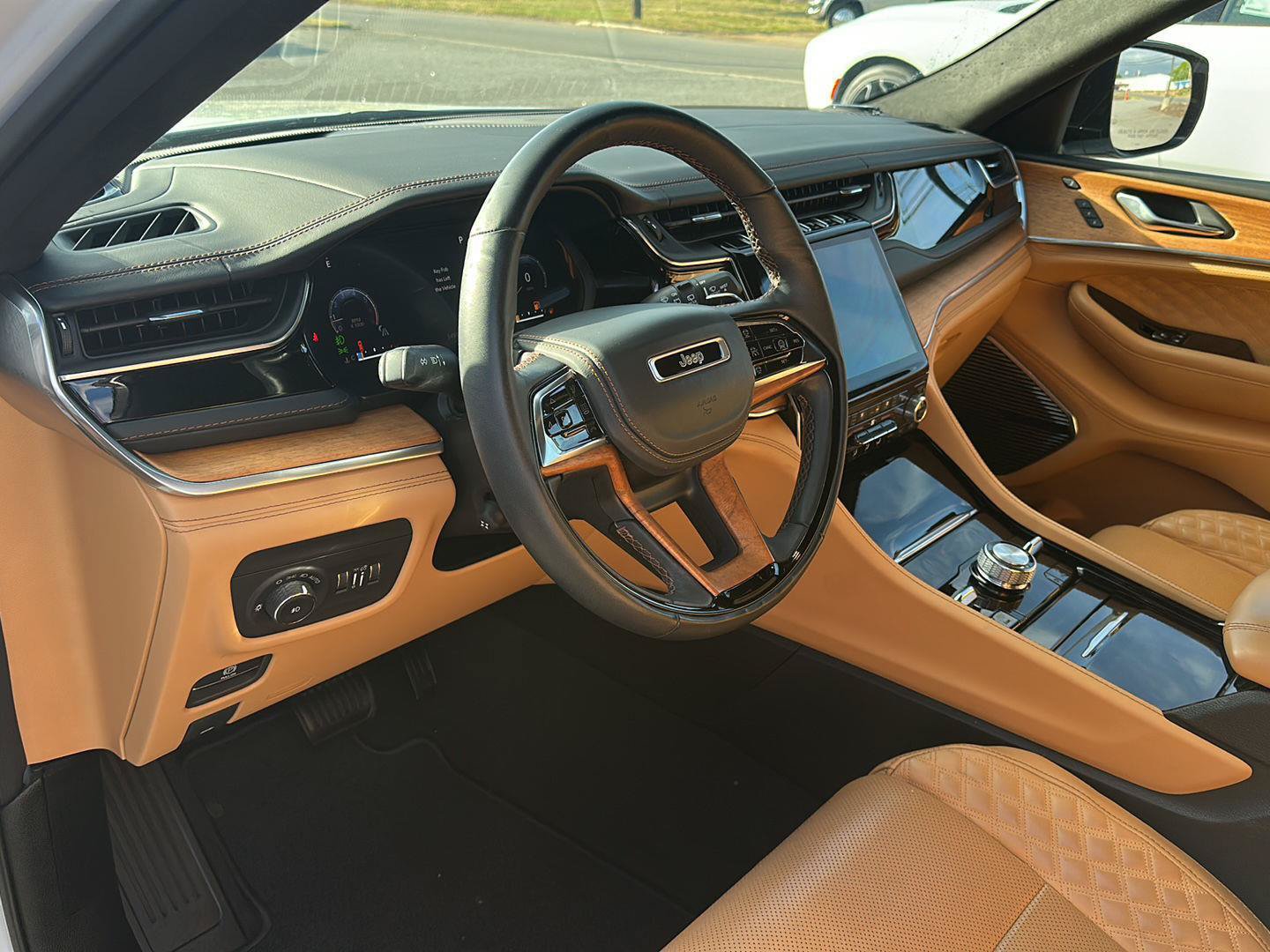 Used 2023 Jeep Grand Cherokee Summit AWD/4WD image 17