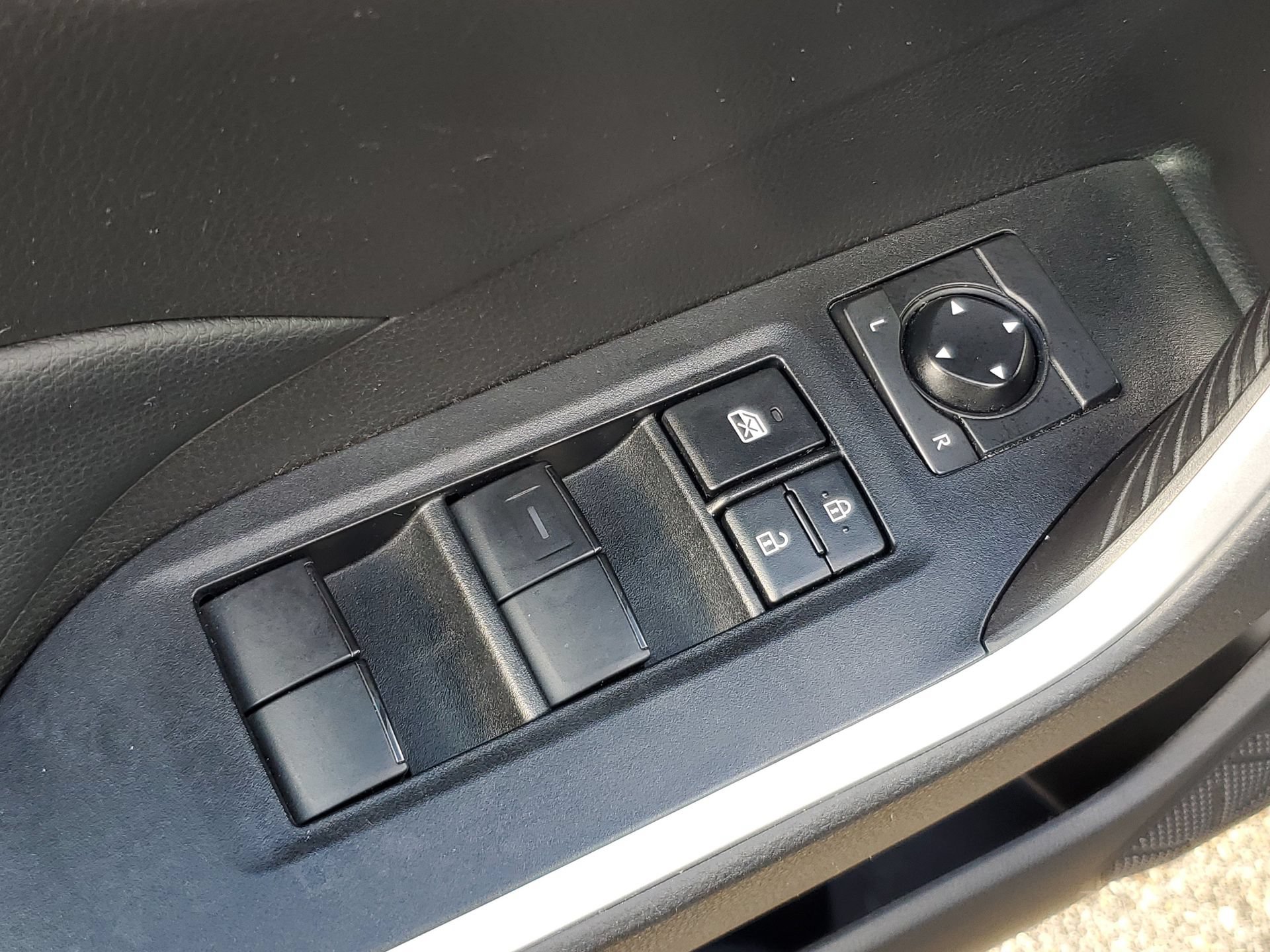 Used 2022 Toyota RAV4 LE FWD image 17