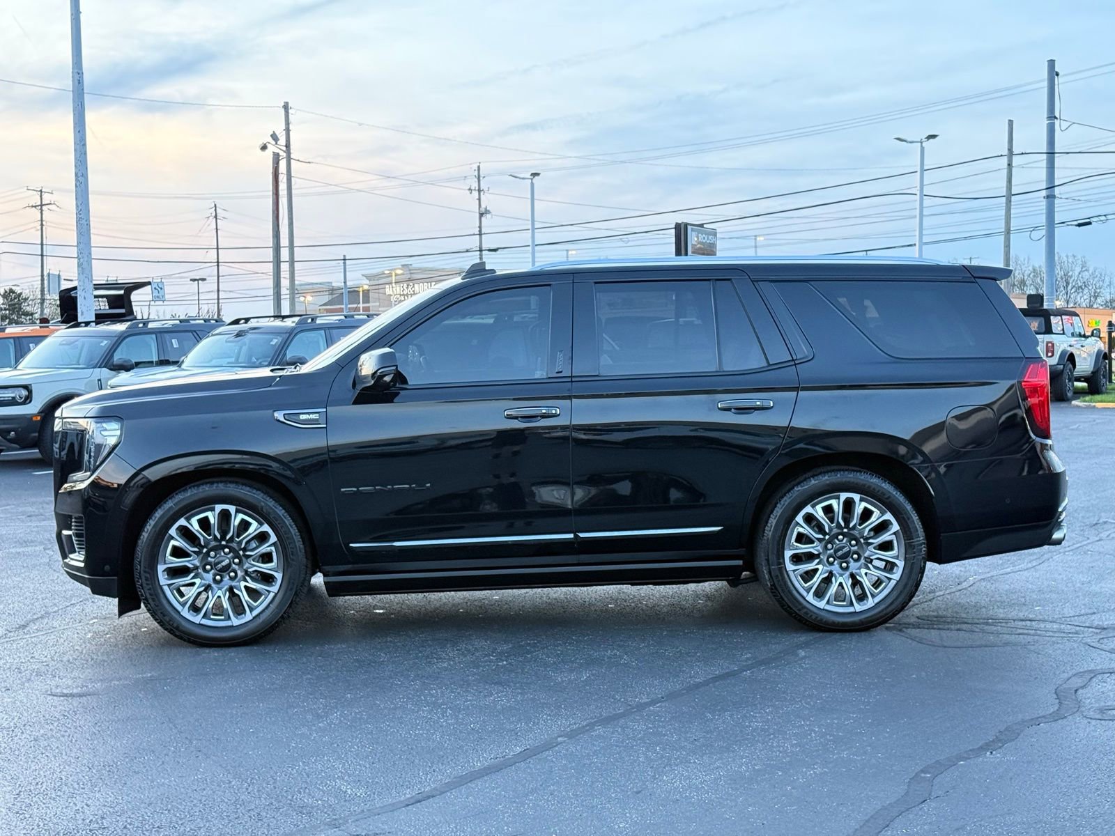 Used 2023 GMC Yukon Denali Ultimate AWD/4WD image 6