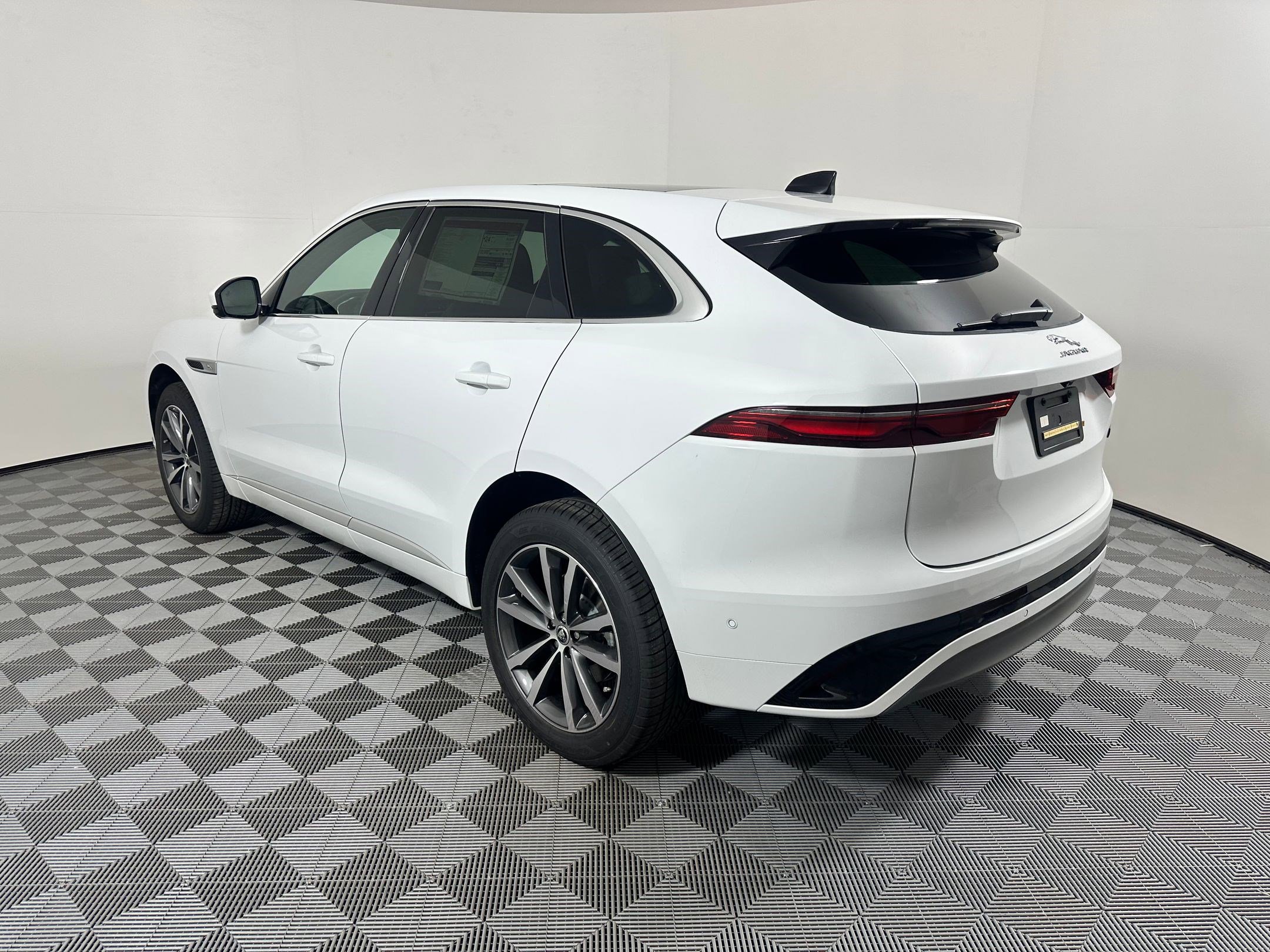 New 2026 Jaguar F-PACE R-Dynamic S image 3