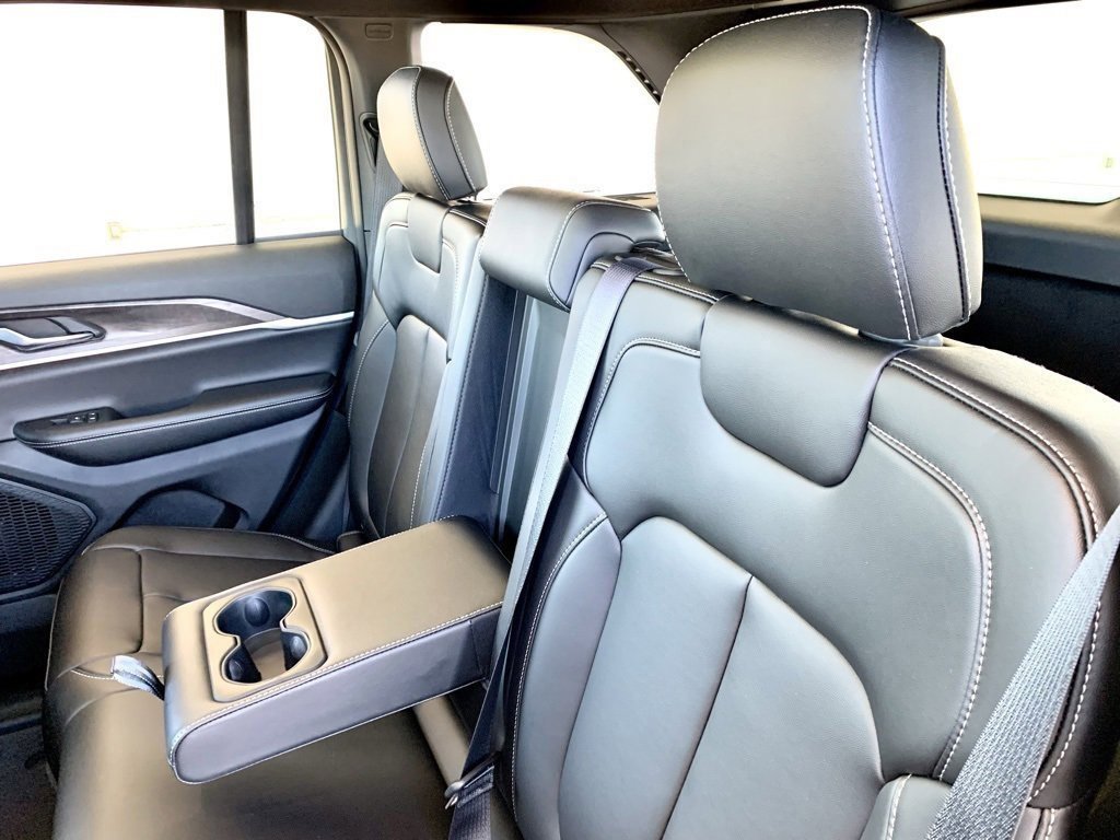 Used 2025 Jeep Grand Cherokee Limited image 21