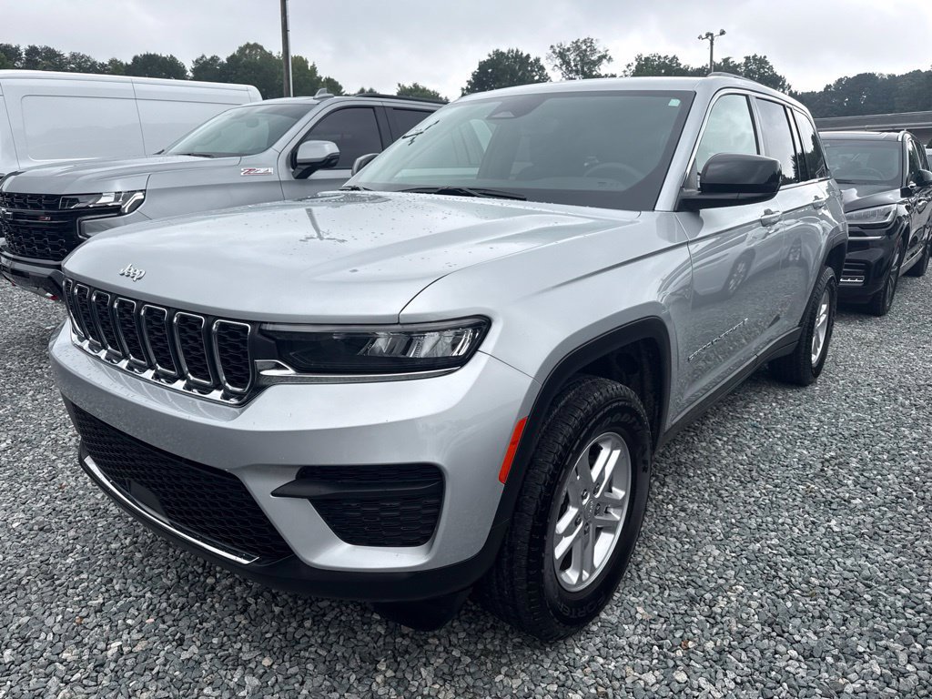 Used 2024 Jeep Grand Cherokee Laredo RWD image 1