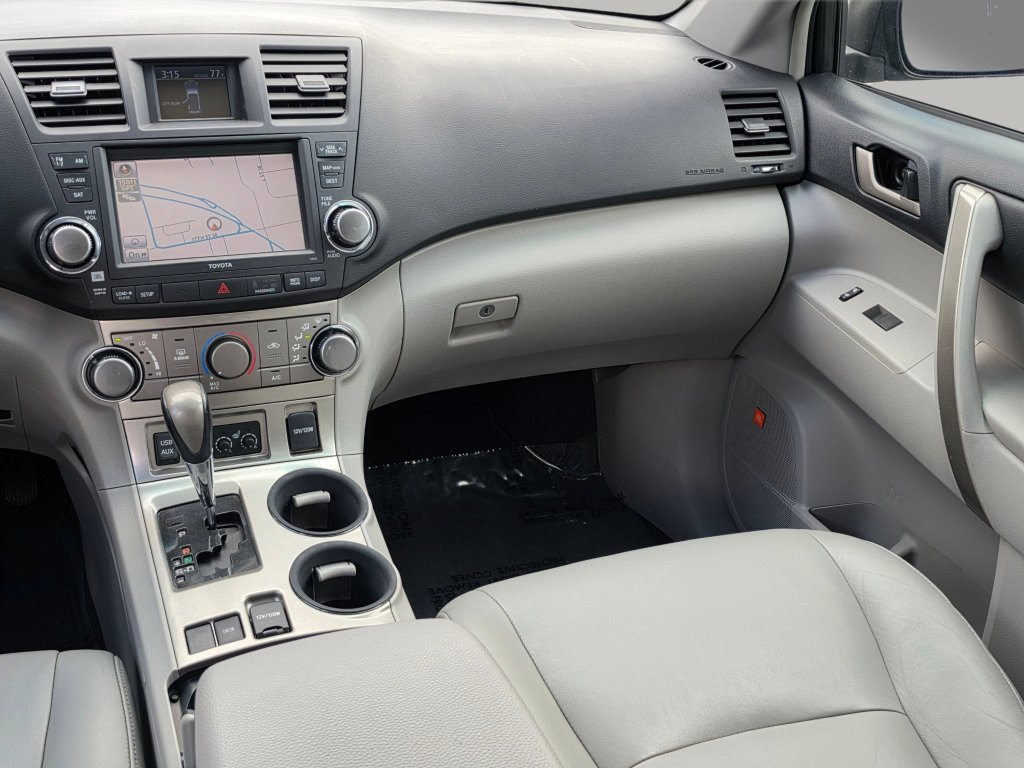 Used 2011 Toyota Highlander SE w/ Tow Pkg FWD image 4