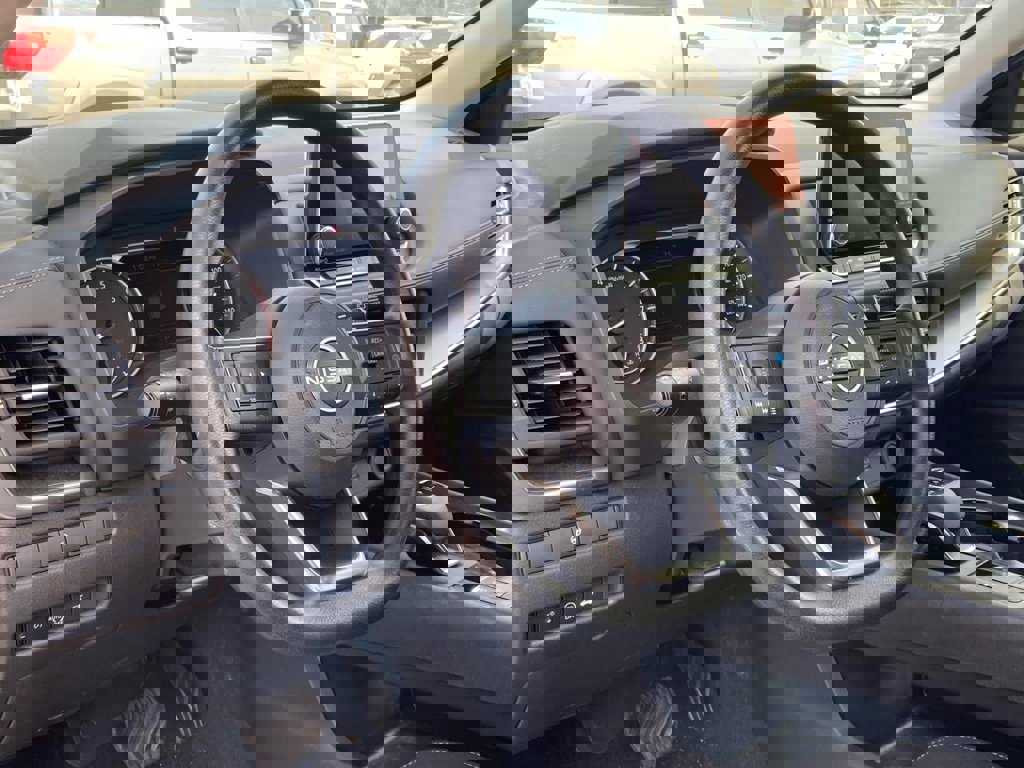 Used 2024 Nissan Rogue SV image 5