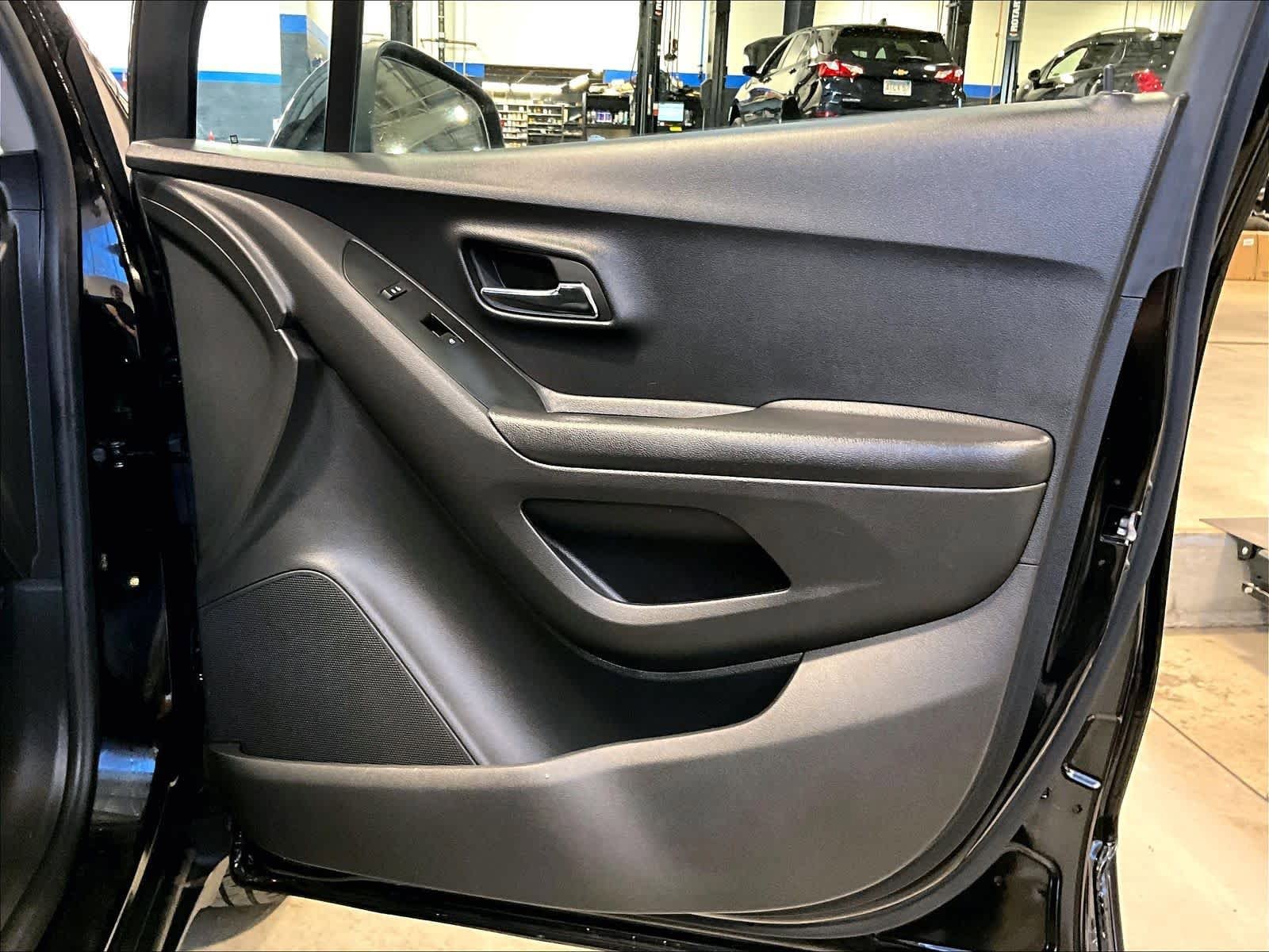 Used 2022 Chevrolet Trax LT w/ Midnight Edition AWD/4WD image 12