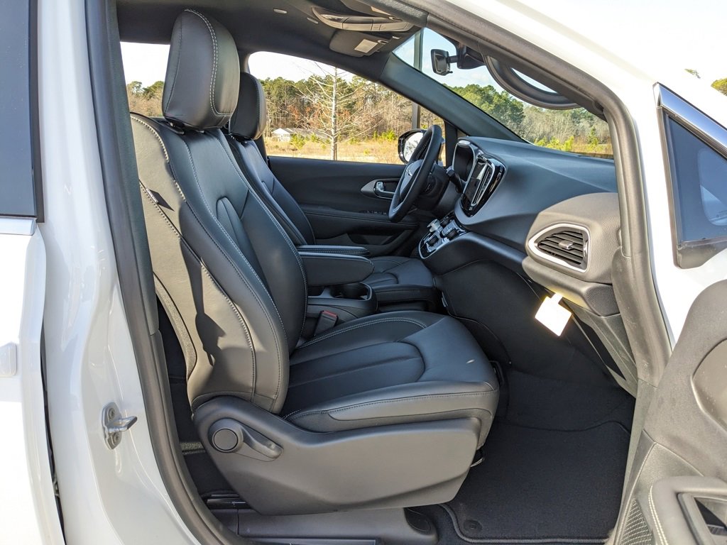 New 2026 Chrysler Voyager LX image 46