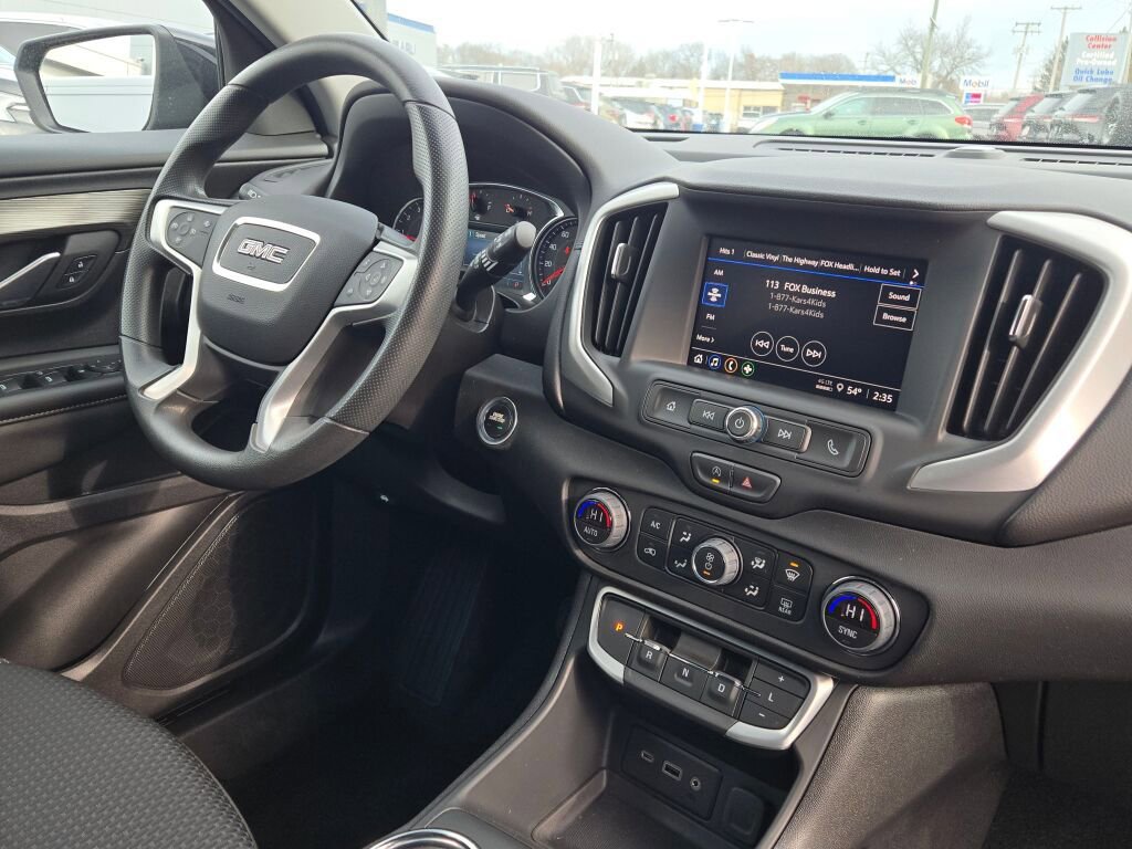 Used 2024 GMC Terrain SLE w/ Driver Convenience Package image 10