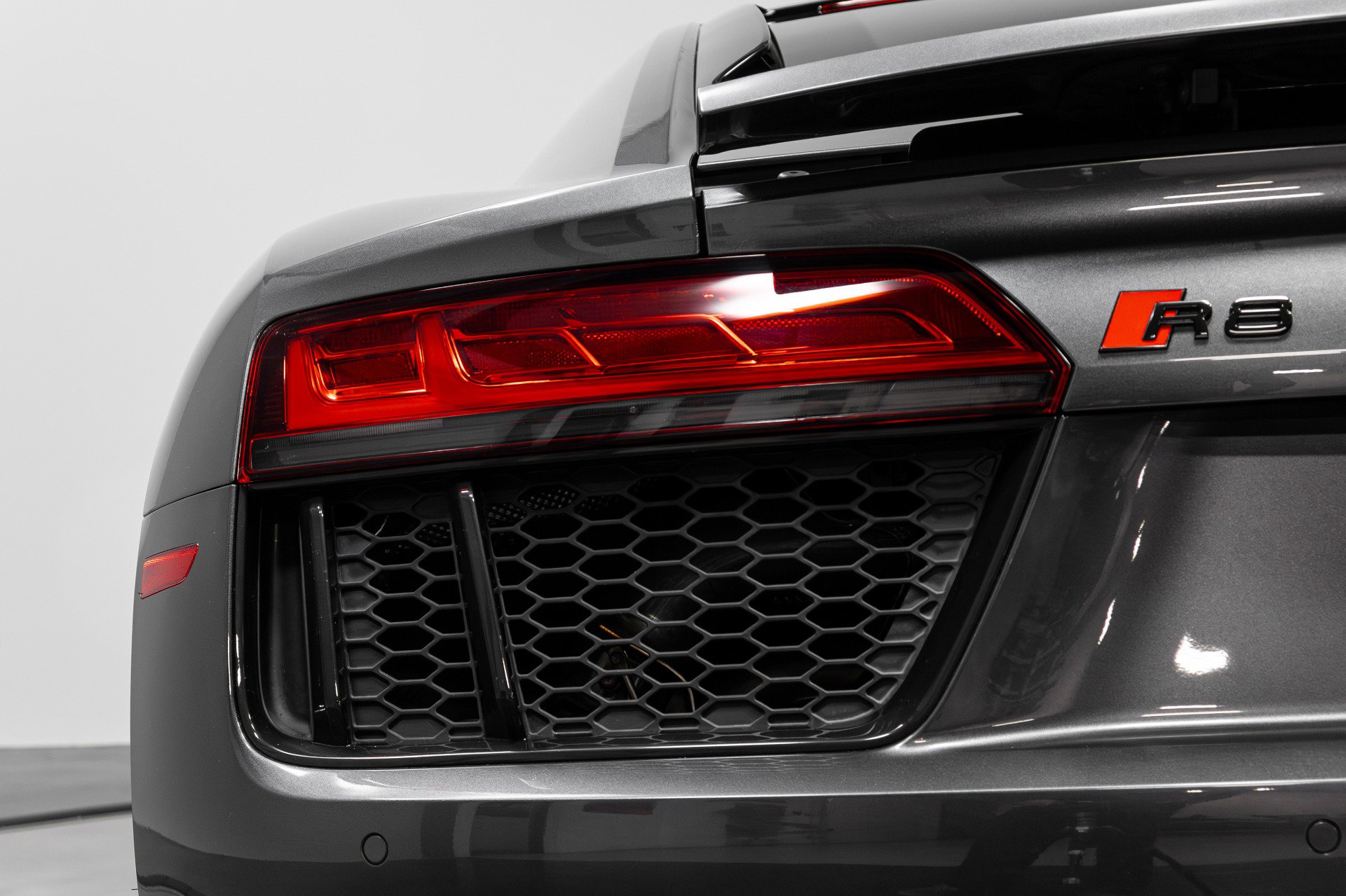 Used 2018 Audi R8 V10 w/ Premium Package image 45