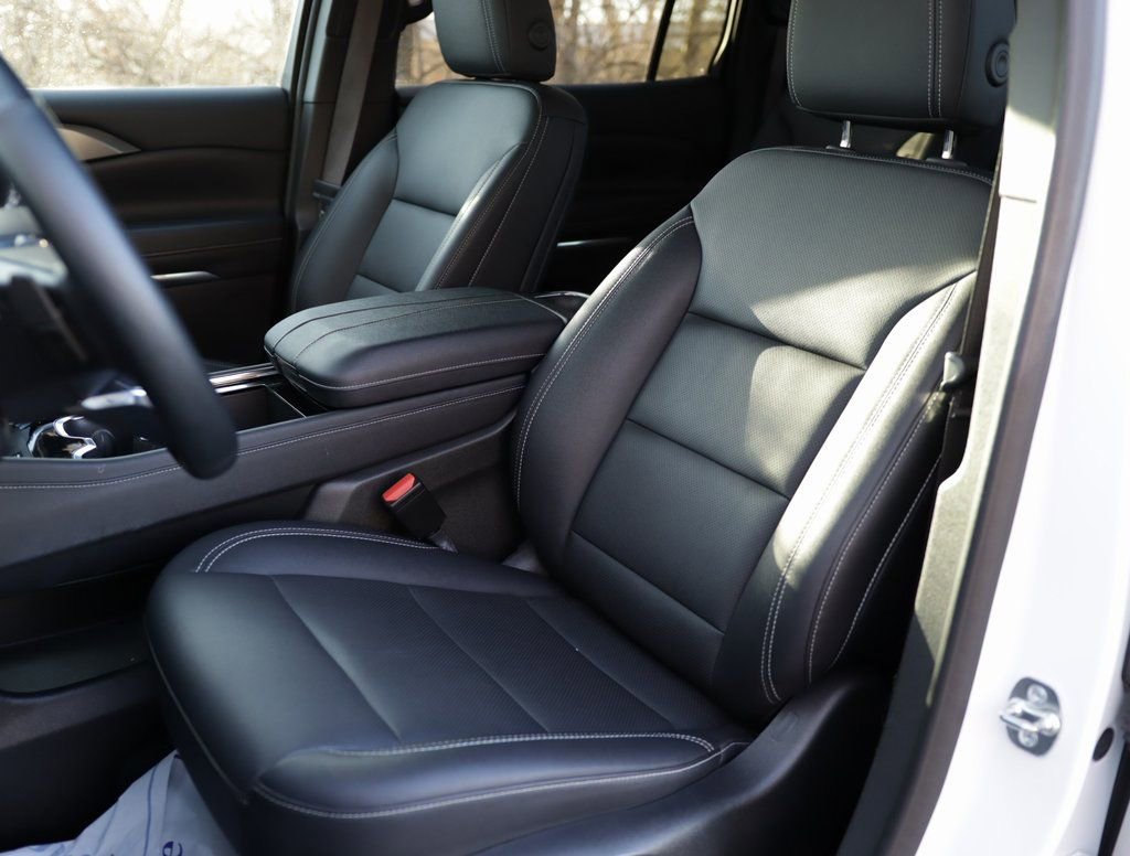 Used 2025 Chevrolet Traverse LT image 24