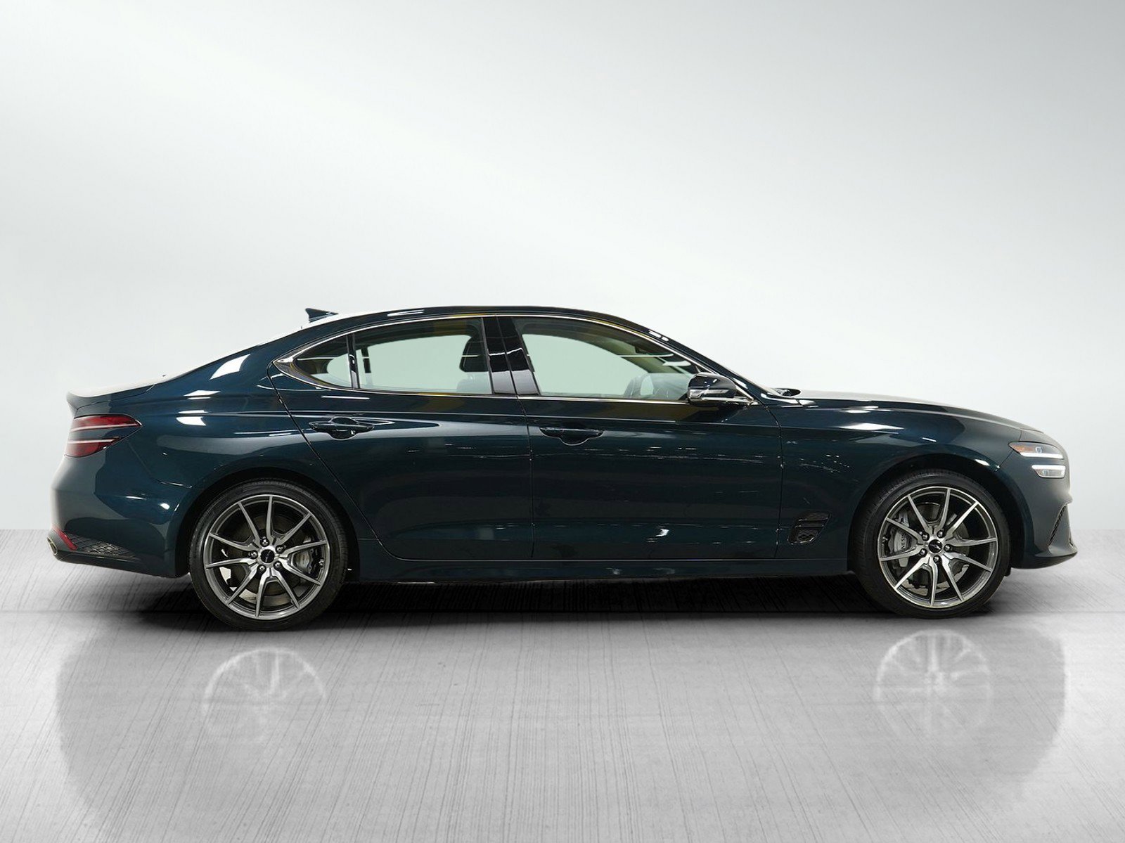 Used 2025 Genesis G70 2.5T image 6