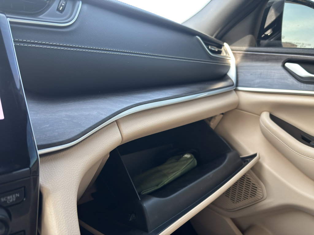 Used 2024 Jeep Grand Cherokee L Limited w/ Black Appearance Package image 31