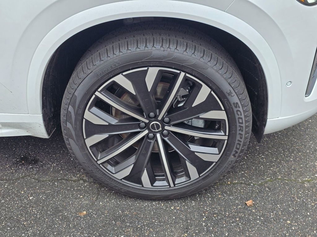 New 2025 Volvo XC90 B5 Plus w/ Protection Package Premier image 9