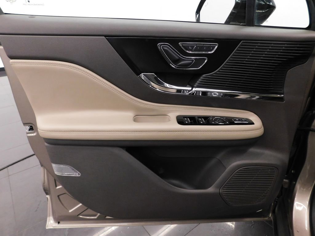 Used 2021 Lincoln Corsair Standard w/ Equipment Group 101A image 17