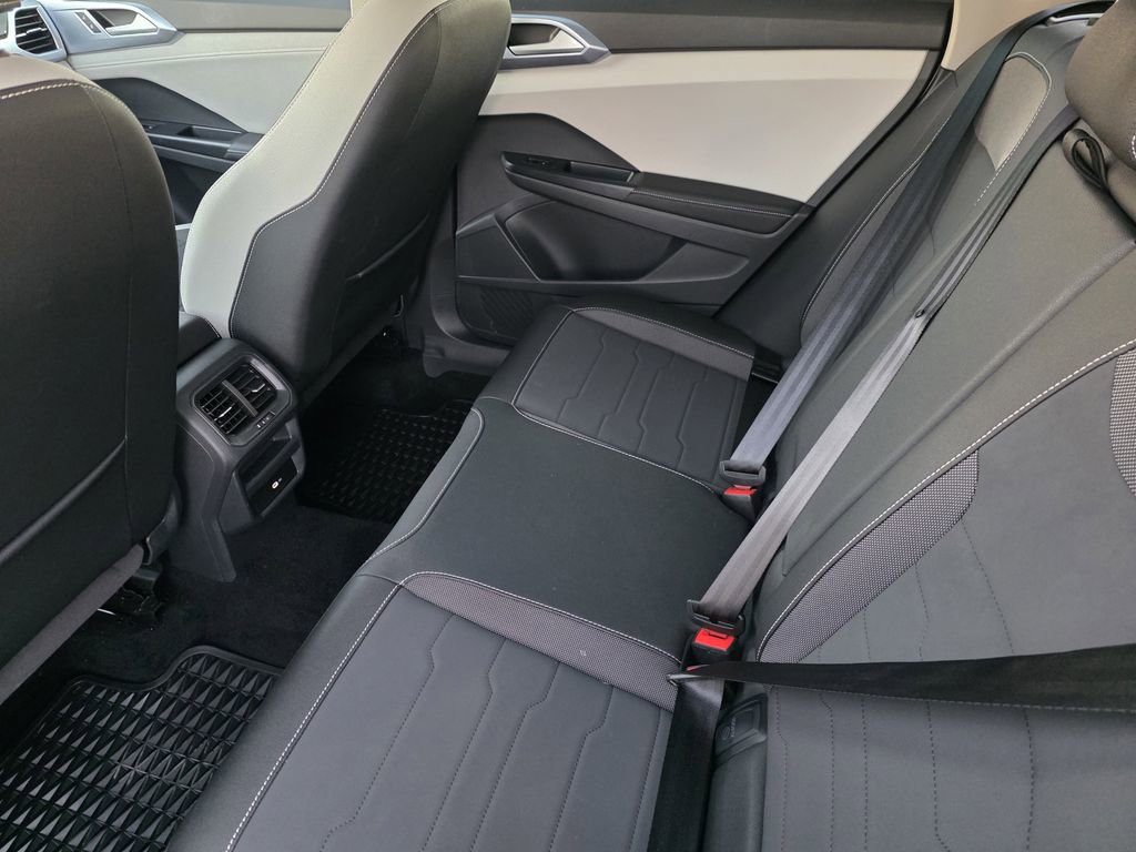 Used 2025 Volkswagen Taos SE image 21